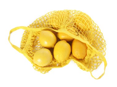 Taze limonlu ip torbası beyaza izole edilmiş, üst manzara