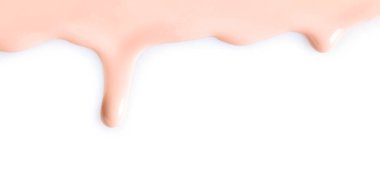 Açık pembe tırnak cilası beyaz arkaplanda akıyor