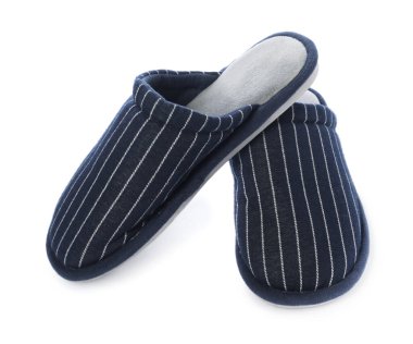 Bir çift çizgili terlik beyaz üzerinde izole edilmiş.