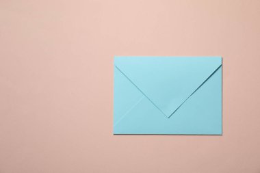 Bej arka planda mektup zarfı, üst manzara. Metin için boşluk