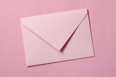Pembe arkaplandaki harf zarfı, üst görünüm