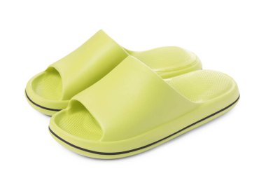 Beyaza izole edilmiş bir çift yeşil lastik terlik.