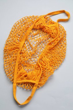 Açık gri arkaplanda turuncu sicim çantası, üst görünüm
