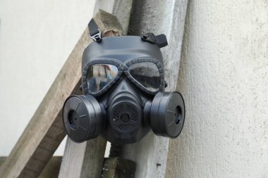 Bir gaz maskesi dışarıda asılı duruyor. Güvenlik ekipmanları