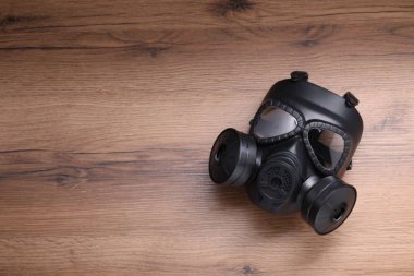 Ahşap arka planda bir gaz maskesi, üst manzara. Metin için boşluk