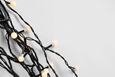 Beyaz arka planda güzel Noel ışıkları, üst manzara