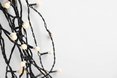 Beyaz arka planda güzel Noel ışıkları, üst manzara