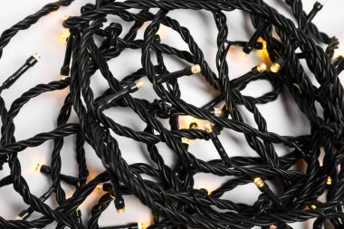 Beyaz arka planda güzel Noel ışıkları, yakın plan