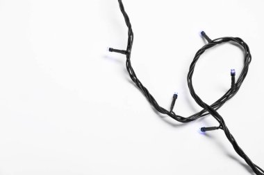 Beyaz arka planda güzel Noel ışıkları dizisi