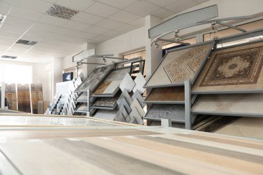 Dükkanda çeşitli fayanslar var. İçerde çok farklı örnekler var