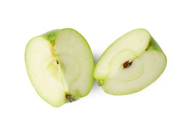 Olgun yeşil elma parçaları beyaza izole edilmiş, üst manzara