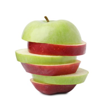 Beyaz üzerine izole edilmiş olgun elma dilimleri.