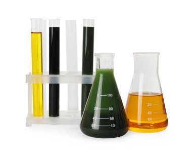 Beyaz üzerine izole edilmiş farklı türde ham petrol içeren laboratuvar camları.