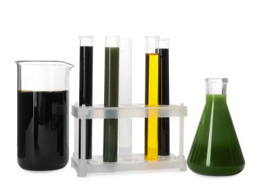 Test tüpleri, deney tüpleri ve beyaz üzerine izole edilmiş farklı türde yağ içeren mataralar.