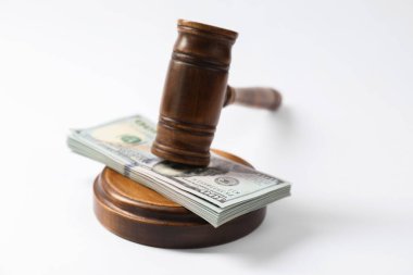 Beyaz arka planda yığınla doları olan kanun tokmağı