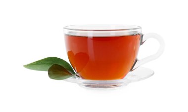 Fincanda lezzetli çay ve beyaz yapraklarda yeşil yapraklar.