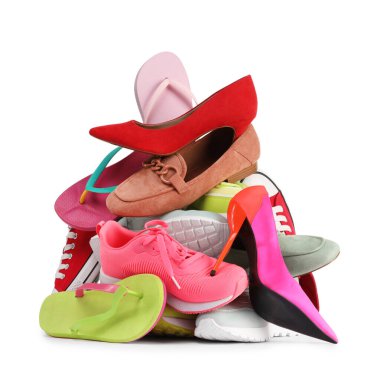 Yığın üzerinde beyaz izole çeşitli kadın ayakkabı