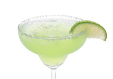Lezzetli Margarita kokteyli. Bardakta buz, tuz ve limon. Beyaza izole edilmiş.