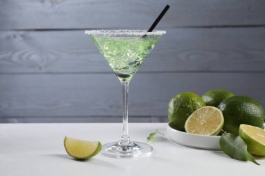 Lezzetli Margarita kokteyli. Bardakta buz, beyaz masada limon.