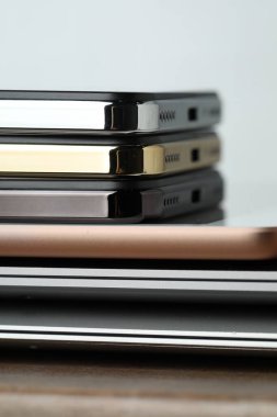 Tahta masaya elektronik cihazlar yığını, yakın plan