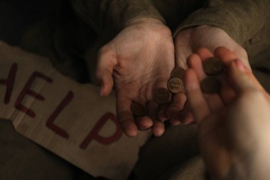 Evsizlere para veren bir kadın, yakın plan. Sadaka ve bağış