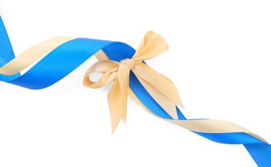 Altın ve mavi saten kurdeleler beyaz, üst görünümde yay izole