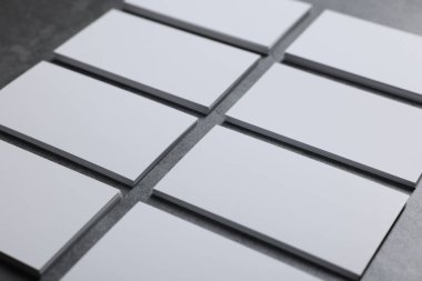 Gri desenli masada boş kartvizitler, yakın plan. Tasarım için model
