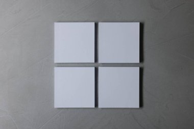 Gri desenli arka planda boş kağıt kağıtlar, üst manzara. Tasarım için model