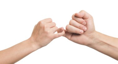 Beyaz arka planda parmaklarını birbirine yaklaştıran erkek ve kadın.