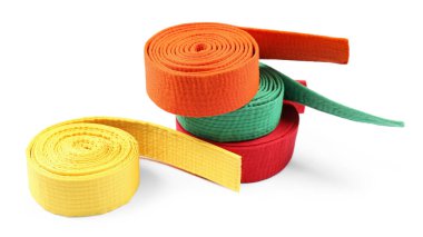 Beyazlara izole edilmiş birçok farklı karate kemeri