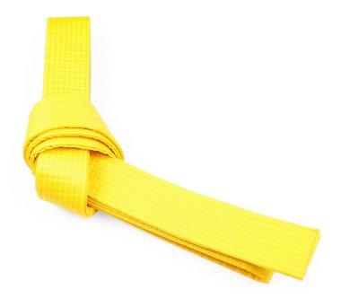 Sarı karate kuşağı beyazda izole edilmiş. Dövüş sanatları üniforması