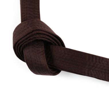 Kahverengi karate kuşağı beyaza izole edilmiş. Dövüş sanatları üniforması