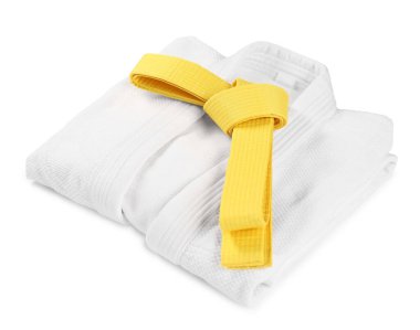 Sarı karate kuşağı ve beyaz üzerine izole edilmiş kimono.