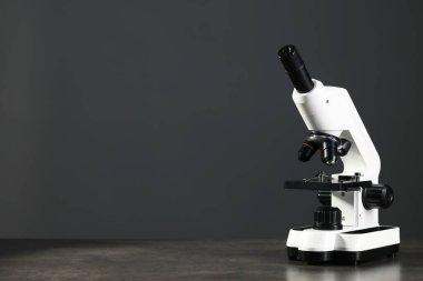 Gri tabloda modern mikroskop, metin için boşluk