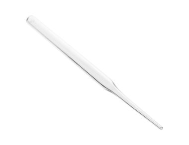 Bir bardak temiz pipet beyaza izole edilmiş.