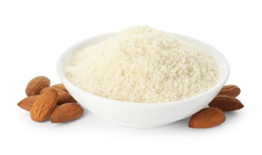 Taze badem unu kasede ve fındıklar beyaza izole edilmiş.