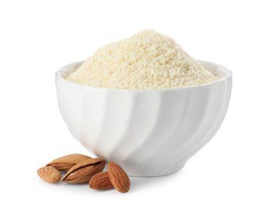 Taze badem unu kasede ve fındıklar beyaza izole edilmiş.