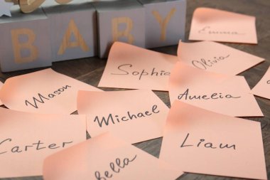 Tahta masada farklı isimlerde çıkartmalar, yakın plan. Bebeğin ismini seçmek.