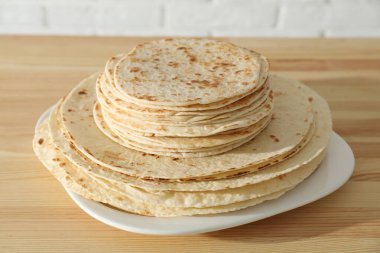 Ahşap masada bir sürü lezzetli ev yapımı tortilla.