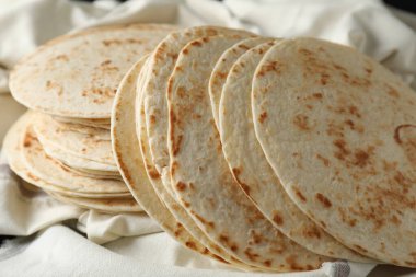 Masada ev yapımı tortilla ve kumaş var.