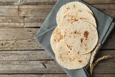 Lezzetli ev yapımı tortilla ve çivili tahta masa, üst manzara. Metin için boşluk