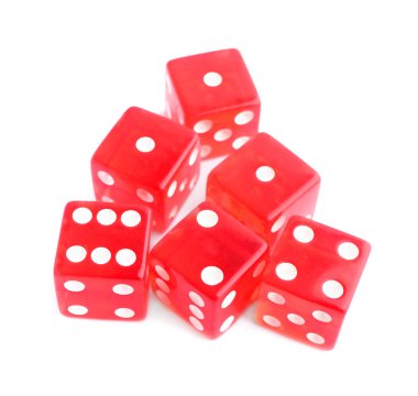 Beyazda izole edilmiş birçok kırmızı oyun zarları