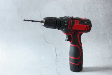 Işık masasında modern kablosuz elektrikli tornavida.