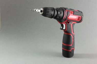 Gri arka planda modern kablosuz elektrikli tornavida. Metin için boşluk