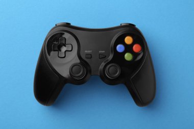 Açık mavi arkaplanda kablosuz oyun denetleyici, üst görünüm