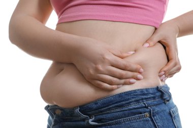 Beyaz arka planda göbek yağına dokunan kadın, yakın plan. Aşırı kilolu