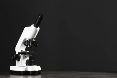 Gri tabloda modern mikroskop, metin için boşluk