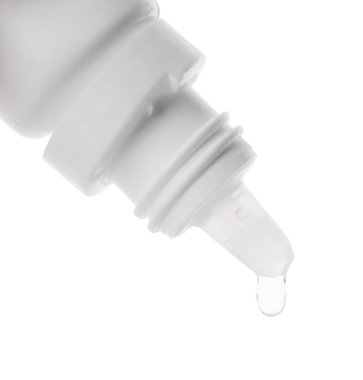 Beyaz arka planda şişeden damlayan tıbbi damlalar