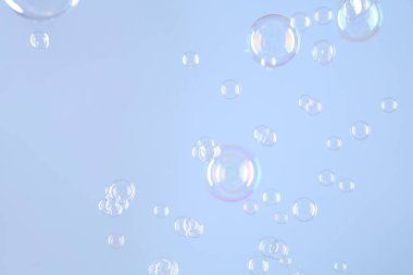 Açık gri arkaplanda güzel şeffaf sabun köpükleri