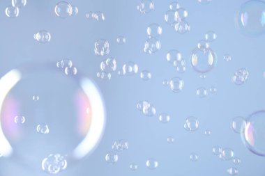 Açık gri arkaplanda güzel şeffaf sabun köpükleri